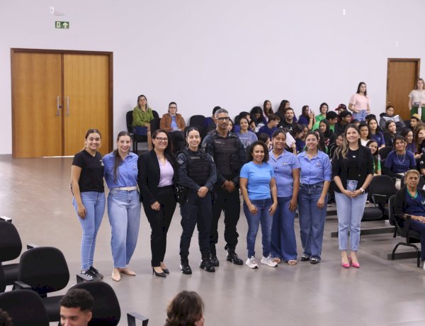 AGOSTO LILÁS: PALESTRA EM ELDORADO ORIENTA ESTUDANTES SOBRE PREVENÇÃO À VIOLÊNCIA CONTRA A MULHER