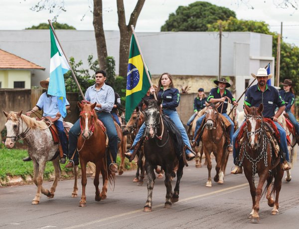 CAVALGADA ENTRE AMIGOS REÚNE MAIS DE 200 PARTICIPANTES E MOVIMENTA ELDORADO