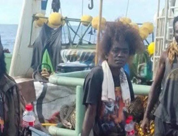 TRÊS PESSOAS SÃO RESGATADAS APÓS 70 DIAS À DERIVA NO PACÍFICO