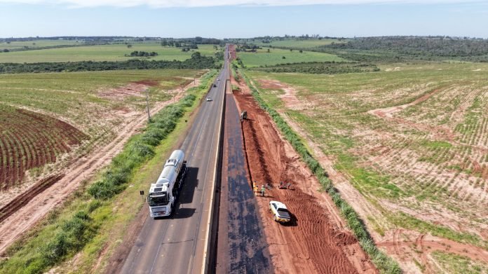 MUNDO NOVO: OBRAS DE FAIXAS ADICIONAIS NA BR-163 AVANÇAM PARA ETAPA DE PAVIMENTAÇÃO