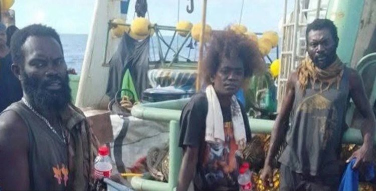 TRÊS PESSOAS SÃO RESGATADAS APÓS 70 DIAS À DERIVA NO PACÍFICO
