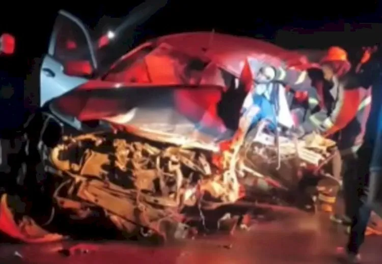 BATIDA ENTRE HILUX E DUAS CARRETAS DEIXA MOTORISTA PRESO ÀS FERRAGENS NA BR-463